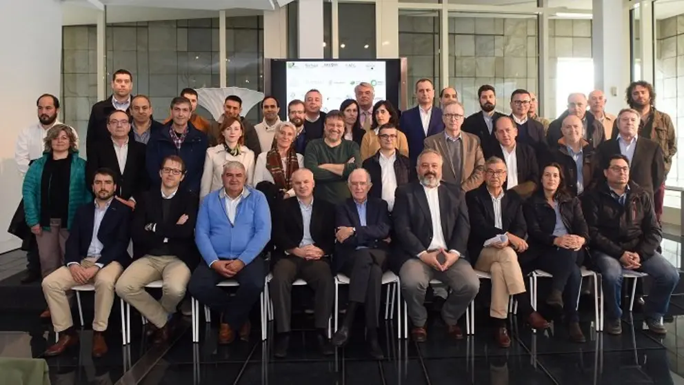 Representantes de asociaciones de propietarios forestles, empresas de servicios y de la industria de primera y segunda transformaci&oacute;n, en el acto celebrado en la Cidade da Cultura.