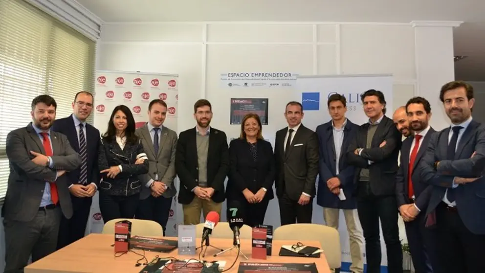 La presidenta de la Autoridad Portuaria de Vilagarc&iacute;a (centro), junto al presidente de AJE Pontevedra, el representante de FECA y el resto de representantes de entidades colaboradoras del II Premio R&iacute;a de Arousa.