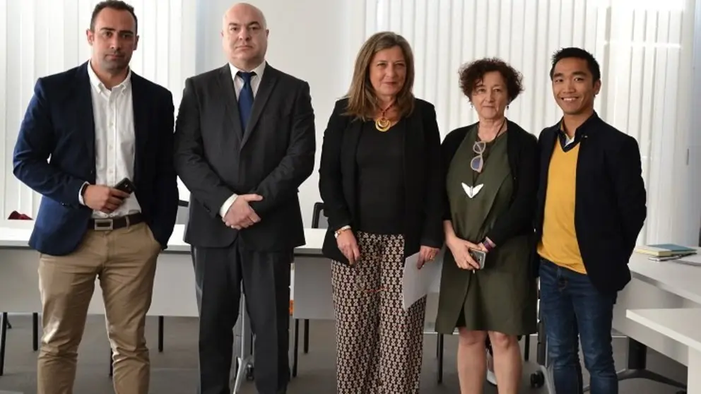 Representantes de la consultora Opera Global y las empresas Plan B y Kiwi Atl&aacute;ntico con la delegada del Consorcio y la directora de Internacionalizaci&oacute;n.