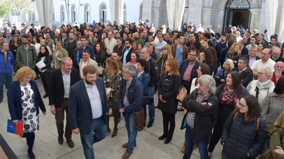 O presidente da Deputaci&oacute;n de Lugo, Dar&iacute;o Campos, xunto aos deputados Sonsoles L&oacute;pez Izquierdo e &Aacute;lvaro Santos, cos participantes no "Ben Empregado 4".