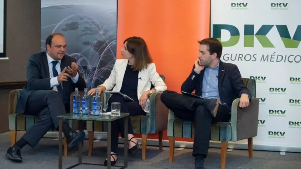 Los economistas Jos&eacute; Carlos D&iacute;ez y Juan Ram&oacute;n Rallo junto a la presentadora del encuentro, Sonsoles Moralejo.