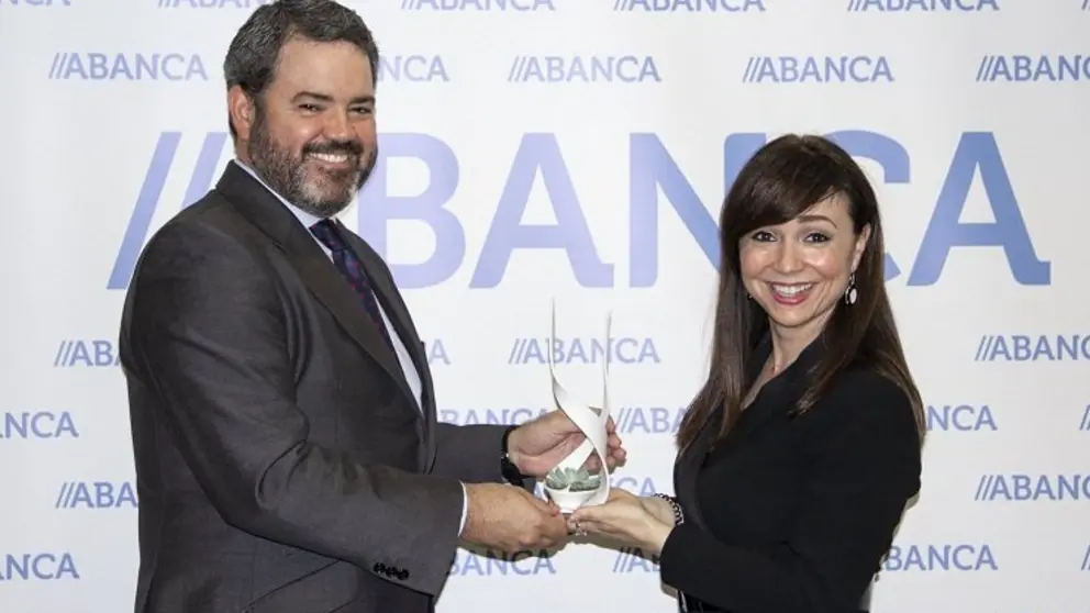 El director general de Negocio Espa&ntilde;a de ABANCA, Luis Beraza, recoge el premio EMOtional Friendly Bank de manos de Elena Alfaro, CEO y partner de EMO Insights.
