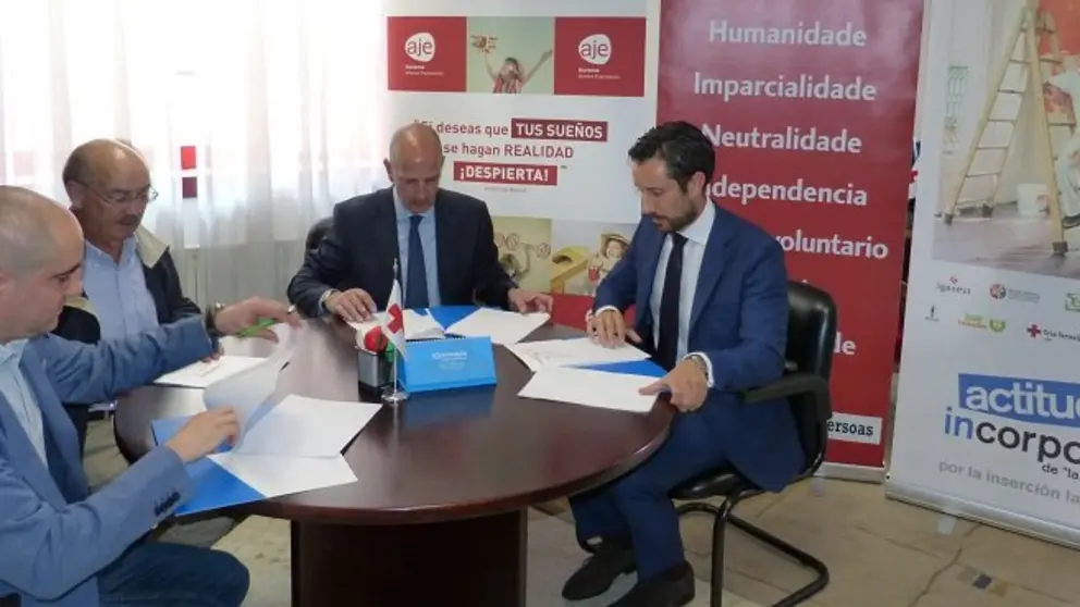 Jes&uacute;s Deibe, Felipe Ferreiro, Fernando Garza y Lois Babarro firmaron el acuerdo.