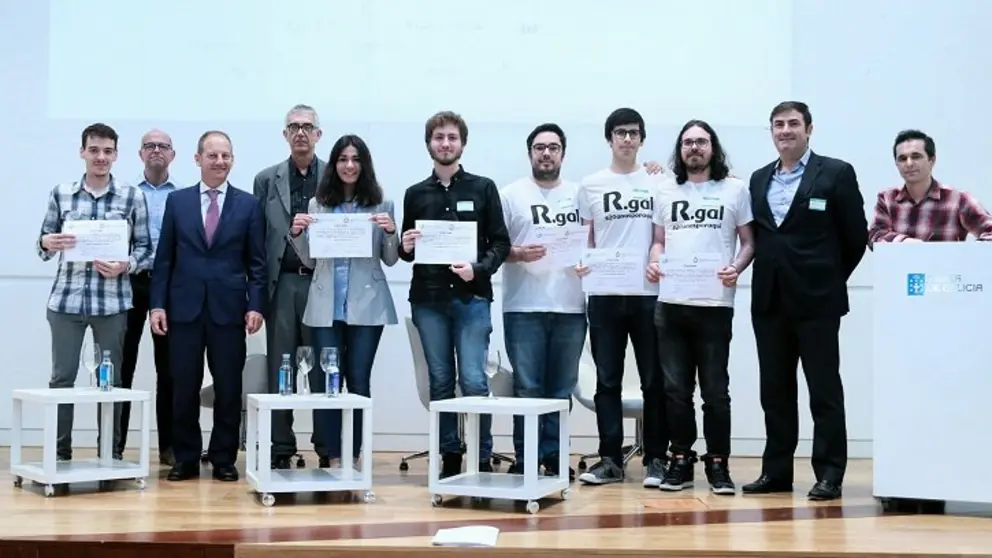 El director del Igape, Juan Cividanes, fue el encargado de clausurar GaliciaTIC. En la imagen, con los participantes en  la competici&oacute;n de ingenier&iacute;a.