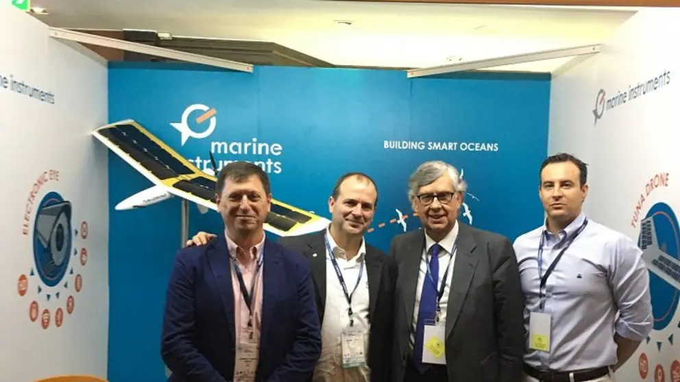 El secretario general de ANFACO (2&ordm; por la derecha), en el stand de la empresa viguesa Marine Instruments en la feria./ANFACO.