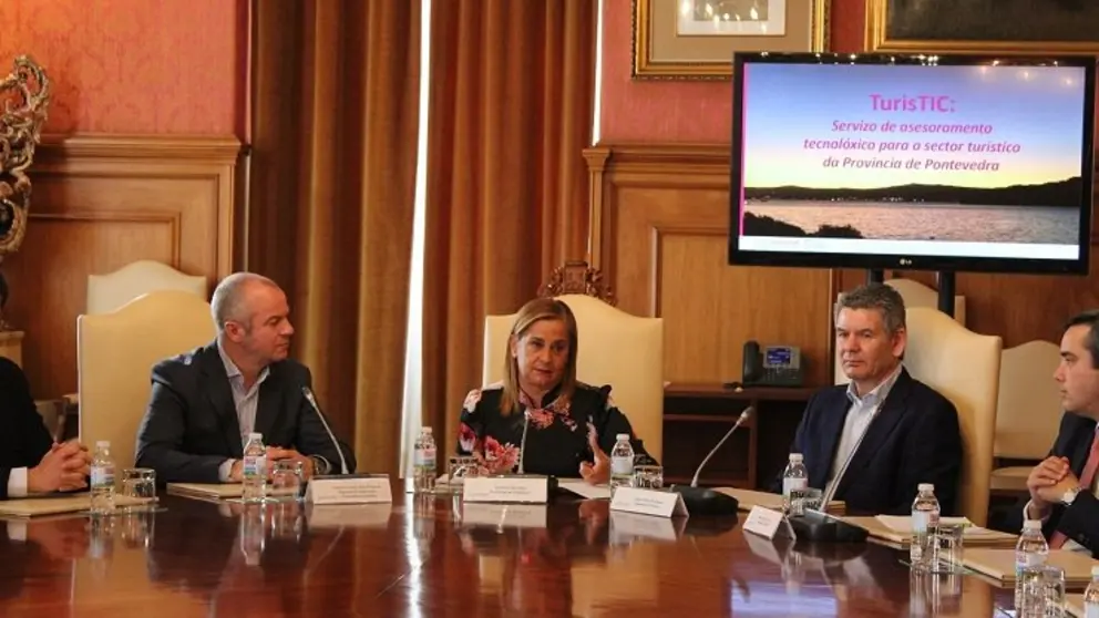 Carmela Silva con los diputados Santos H&eacute;ctor y Javier Dios y los asesores de las oficinas SmartPeme.