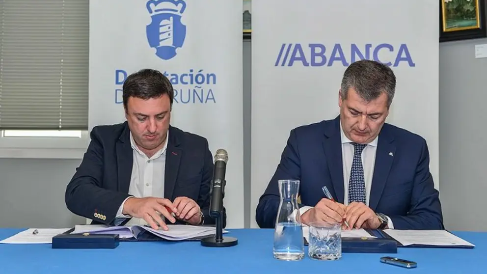 Valent&iacute;n Gonz&aacute;lez Formoso y Santiago Novoa formalizaron el acuerdo entre la Diputaci&oacute;n de A Coru&ntilde;a y Abanca.