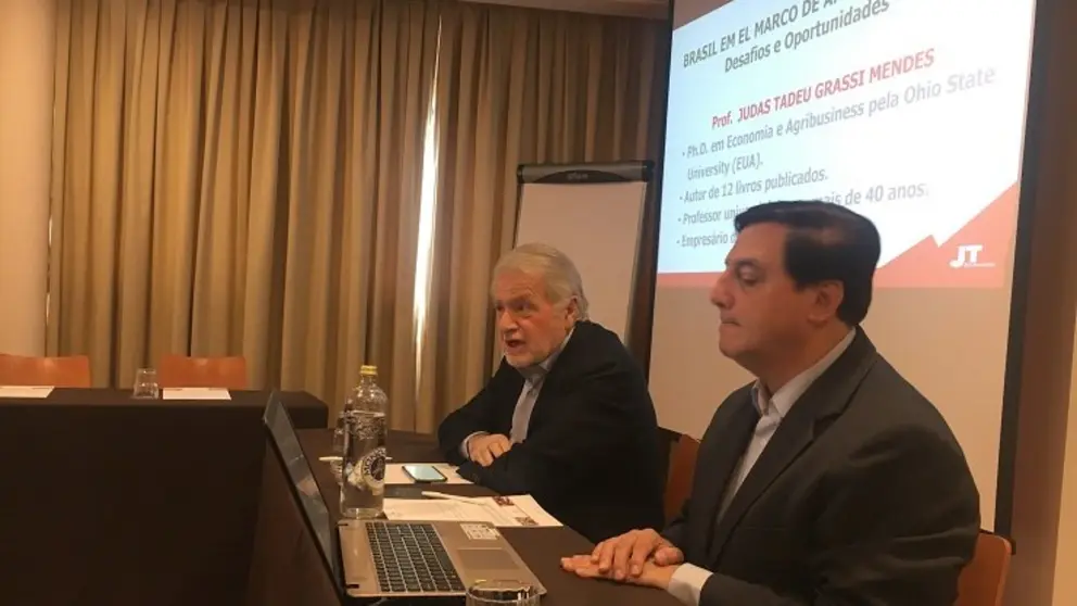 El coordinador de Grupo Colmeiro, Luis Caram&eacute;s, junto al economista Judas Tadeu Grassi Mendes.