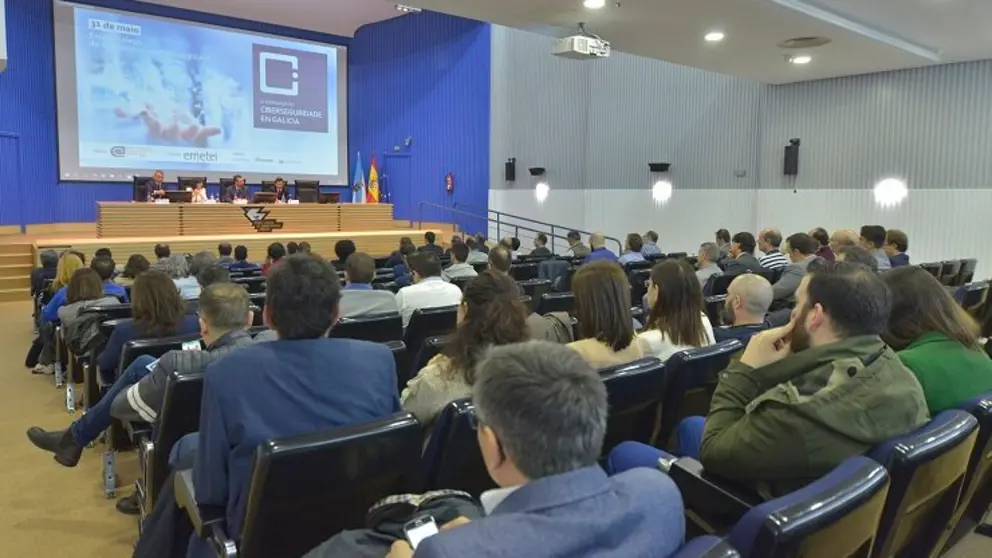 Asistentes a la jornada sobre ciberseguridad organizada por el CPEIG en la EGAP, Santiago.