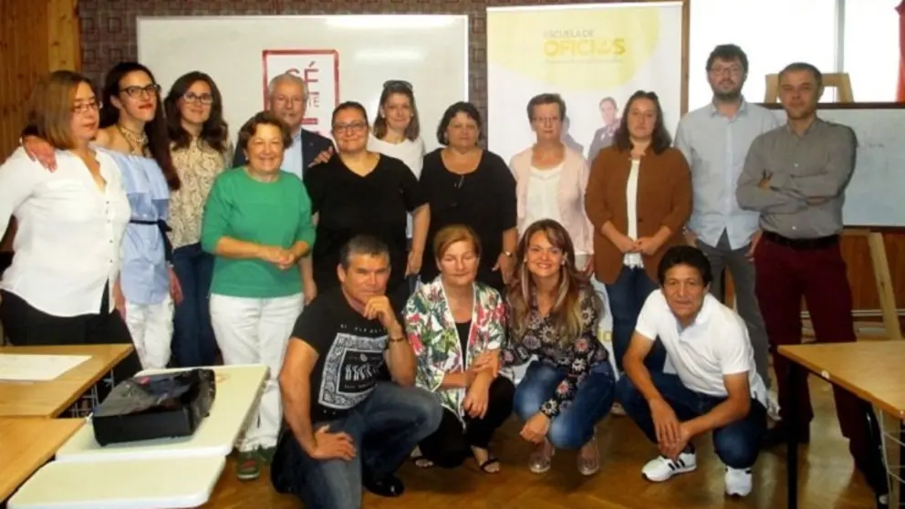 Participantes en el curso de la Escuela de Oficios de Ferrovial Servicios junto a responsables de la compa&ntilde;ia y de C&aacute;ritas de A Coru&ntilde;a.
