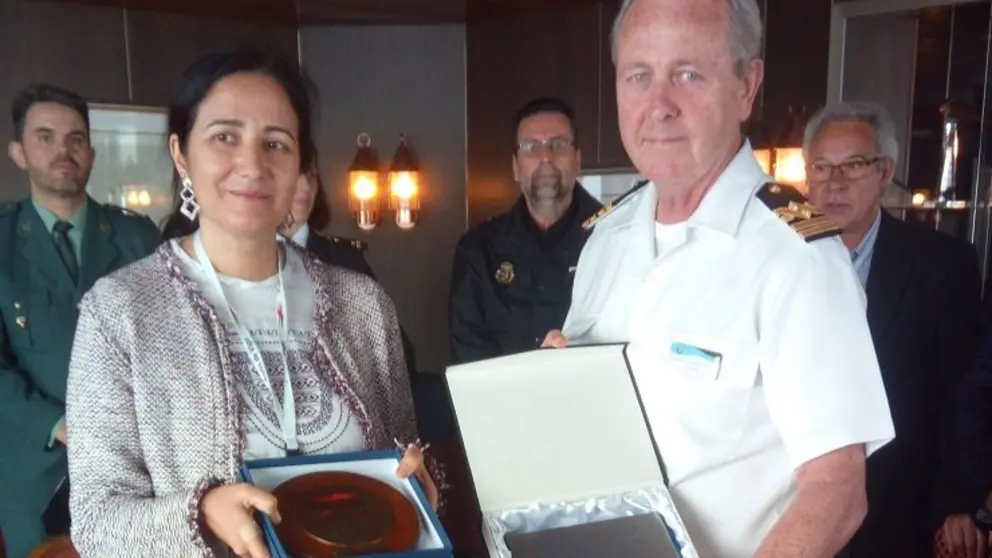 La directora comercial del Puerto de Vigo, Dolores Rois, con el capit&aacute;n del MarellaSpirit.