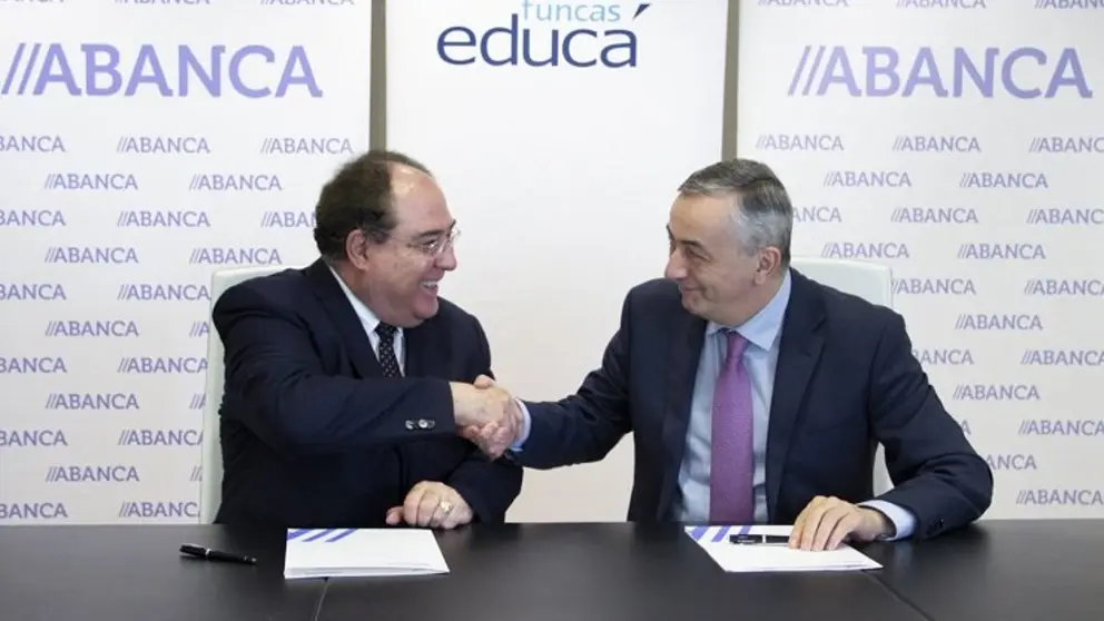 Miguel &Aacute;ngel Escotet, director general de RSC y Comunicaci&oacute;n de ABANCA y presidente de Afundaci&oacute;n, y Carlos Oca&ntilde;a, director general de Funcas, en la firma del acuerdo.
