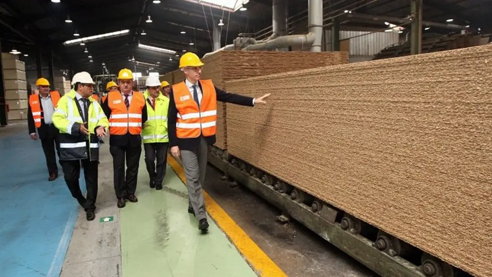 Visita de las autoridades a las instalaciones de Tableros Hispanos en Nadela (Lugo).