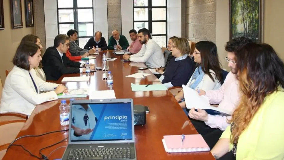 Presentaci&oacute;n del programa Principia en la sede de la CEO en Ourense.
