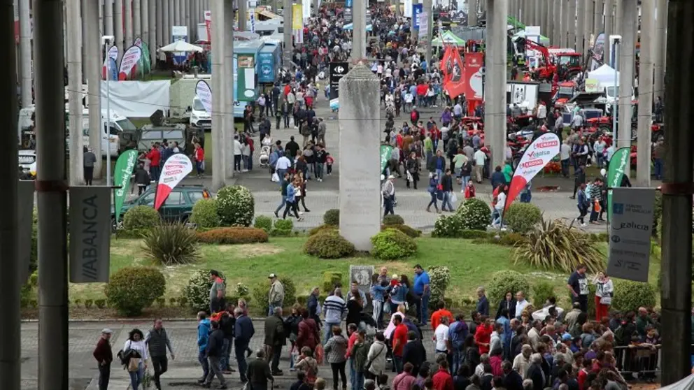 Vista del paseo central de la Semana Verde, con una notable presencia de p&uacute;blico.