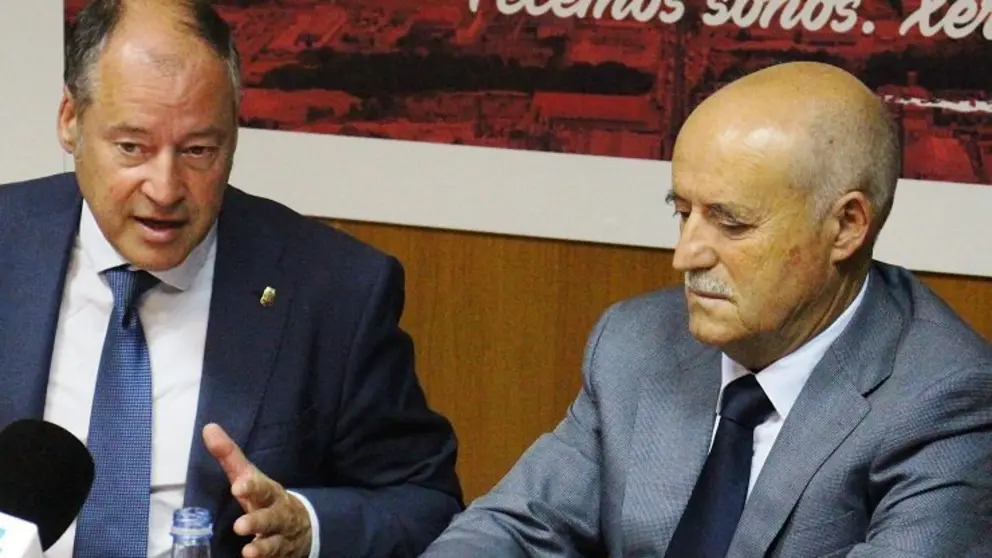 El&iacute;as Mera (der.) con el anterior rector de la Universidad de Vigo, Salustiano Mato.