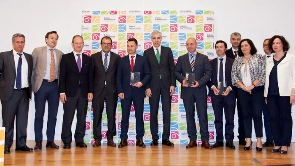 Autoridades y premiados en los IV Premios Galicia Alimentaci&oacute;n de Clusaga.