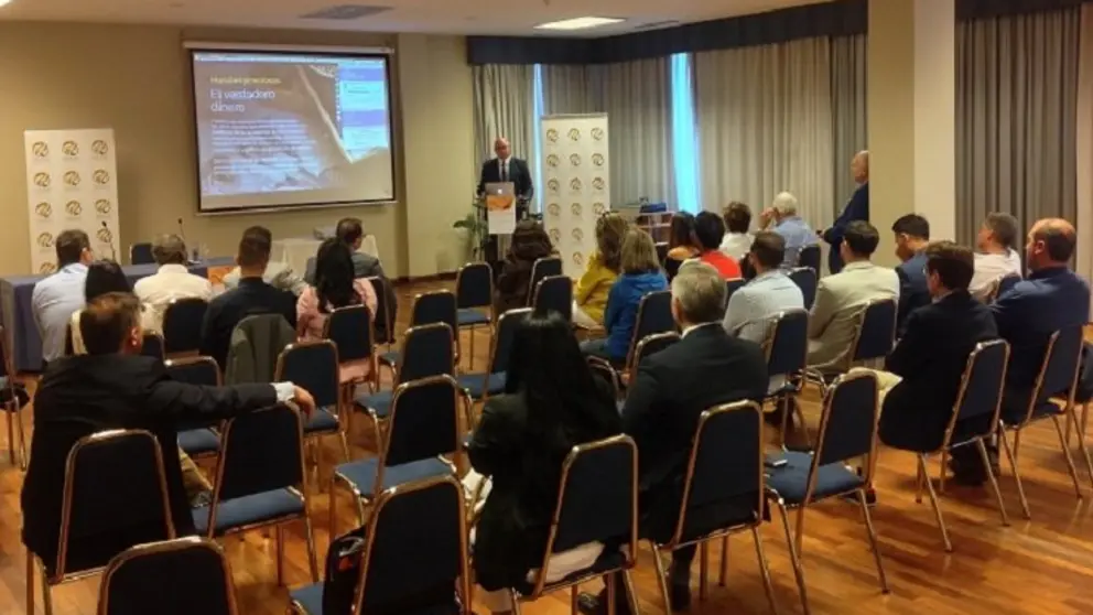 Gabriel Ru&iacute;z, en un momento de su conferencia en C&iacute;rculo de Empresarios de Galicia, en Vigo.