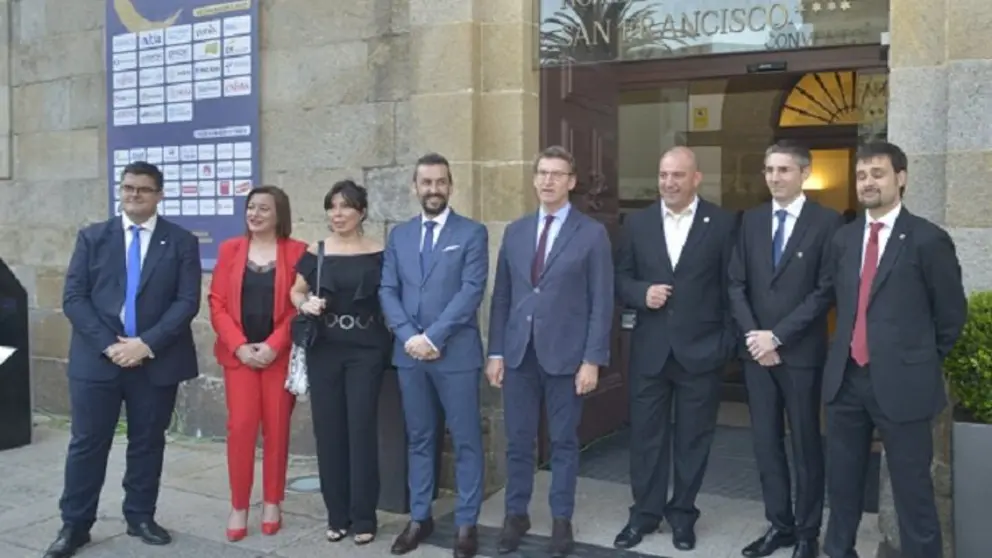 Autoridades e membros do CPEIG &aacute;s portas do hotel en Santiago onde se celebrou a "X Noite da Enxe&ntilde;ar&iacute;a en Inform&aacute;tica de Galicia".