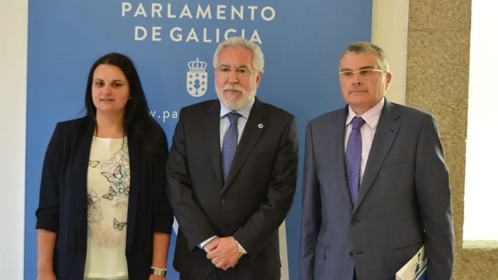 Esther Blanco, Miguel &Aacute;ngel Santalices y Jos&eacute; Antonio V&aacute;zquez, en la firma del acuerdo entre Cegasal y el Parlamento de Galicia.