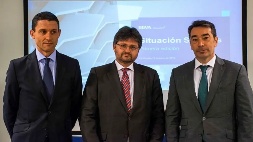 Jos&eacute; Luis Serrano, director de Transformaci&oacute;n y Productividad de la Territorial Noroeste de BBVA; Javier Alonso, economista principal de BBVA Research; y Francisco Rey, director comercial de BBVA Seguros, en la presentaci&oacute;n del estudio en A Coru&ntilde;a.