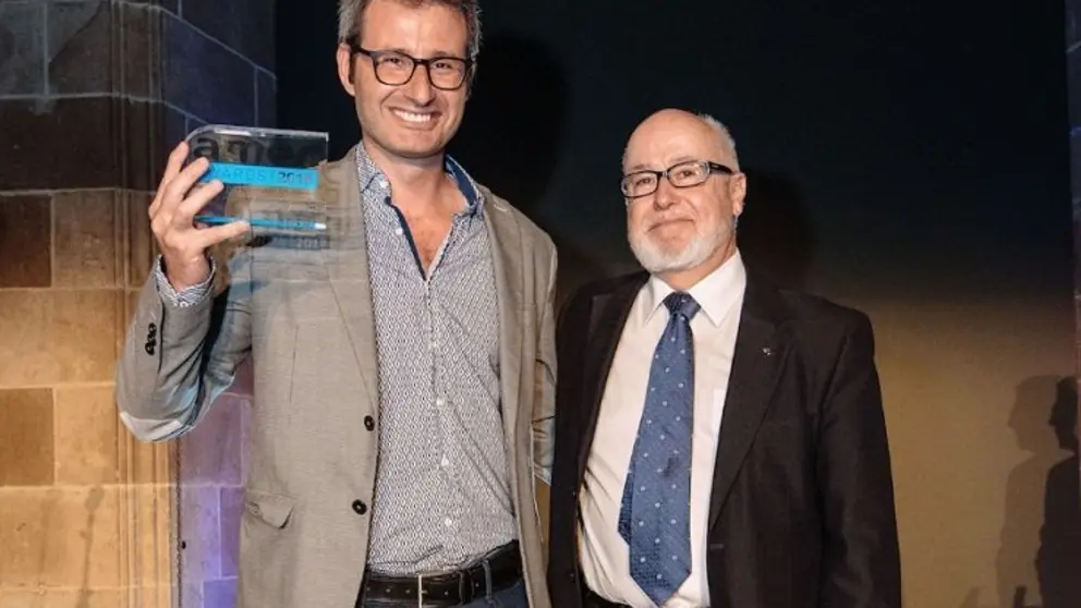 Carlos G&oacute;mez (izq.), de Cecubo, recogiendo el premio.
