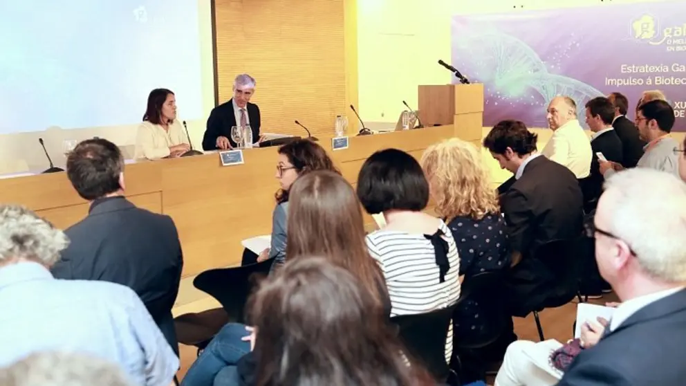 La directora de la Gain, Patricia Argerey, y el conselleiro de Econom&iacute;a, Francisco Conde, en la presentaci&oacute;n del balance de la Estrategia de impulso a la biotecnolog&iacute;a.