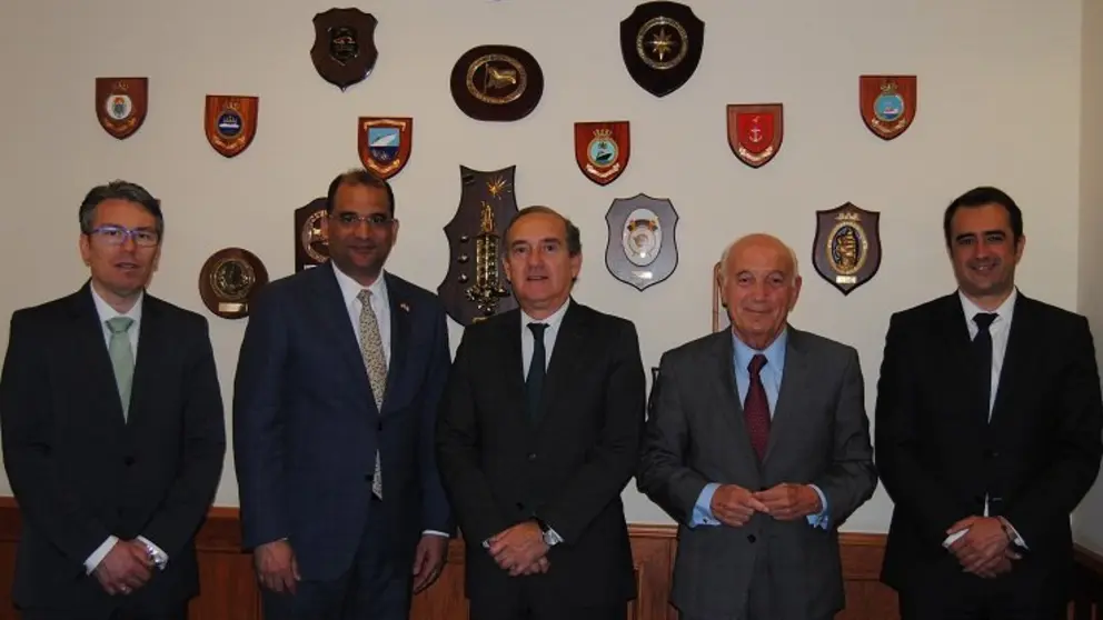 El embajador de Rep&uacute;blica Dominicana en Espa&ntilde;a, junto al presidente del Puerto de A Coru&ntilde;a, el presidente de la CEC y el c&oacute;nsul honorario en A Coru&ntilde;a.