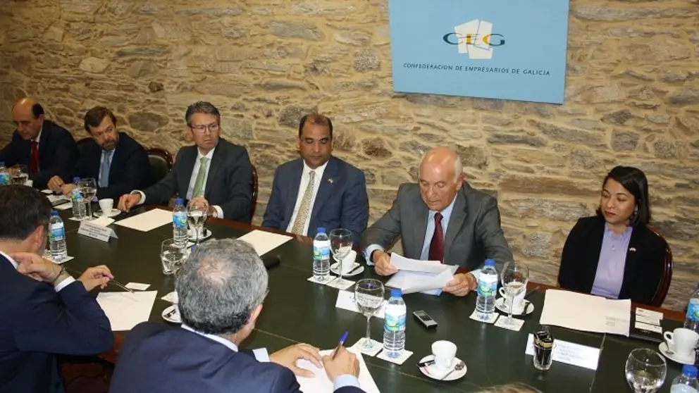 Un encuentro de empresarios en la sede de la CEG, presidido por uno de sus vicepresidentes, Antonio Fontenla.