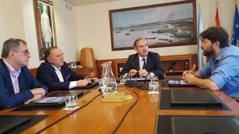De izq. a derecha, alcaldes de Arteixo, A Laracha, presidente de la Autoridad Portuaria y alcalde de Carballo.