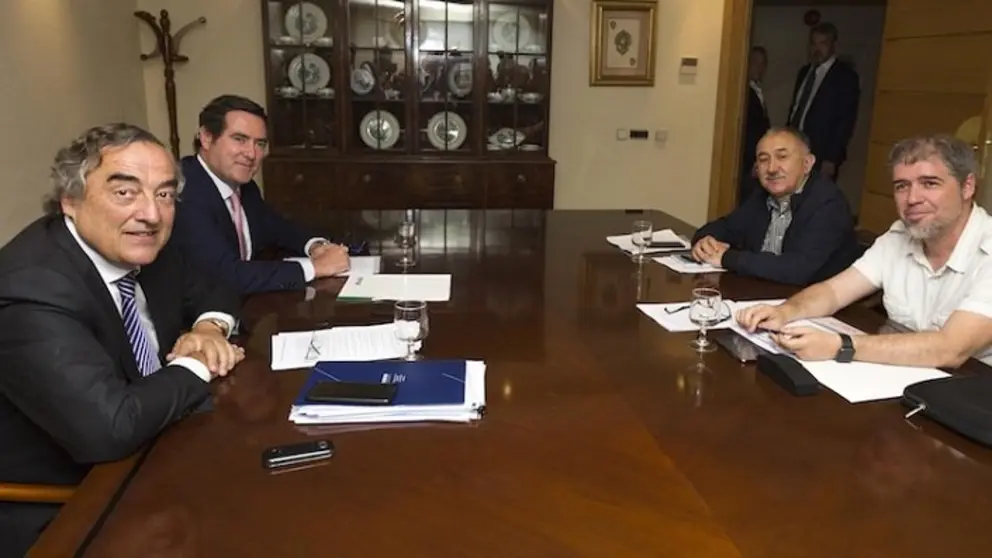 Os presidentes de CEOE e Cepyme, Juan Rosell e Antonio Garamendi, xunto aos secretarios xerais de UGT, Pepe &Aacute;lvarez, e CCOO, Unai Sordo.