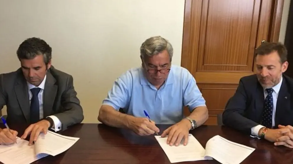 Sinatura do convenio entre Abanca e os armadores de Mar&iacute;n.