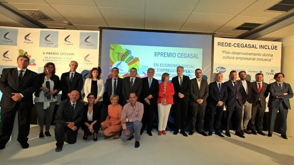 Foto de familia de los premiados en la gala de Cegasal./L.POLO.