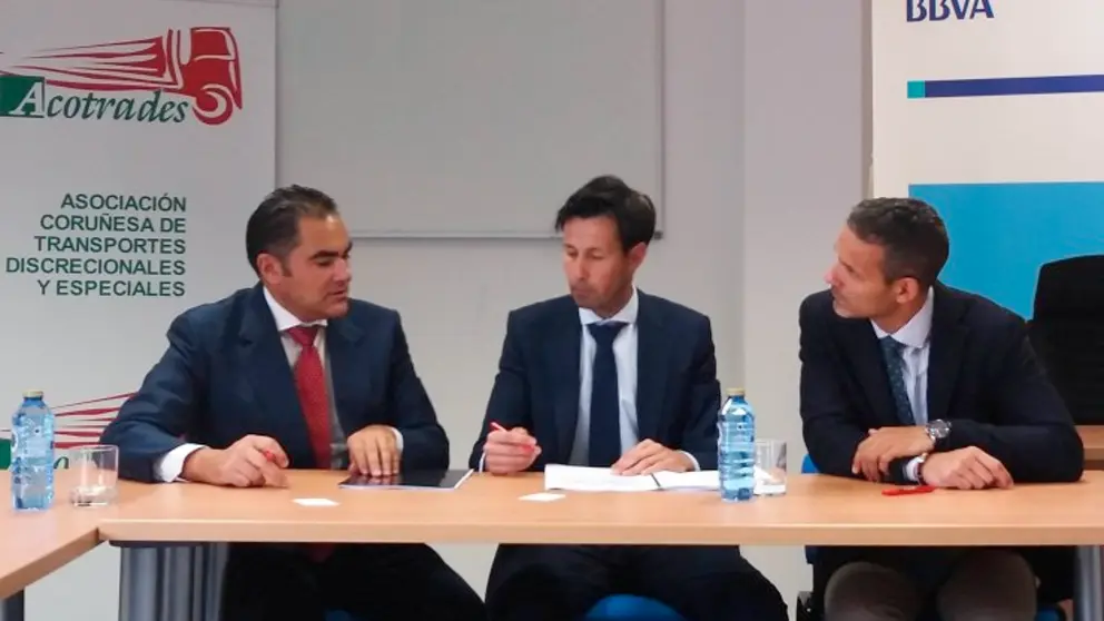 Ram&oacute;n Devesa, presidente de ACOTRADES; Daniel Miguel, director de zona de BBVA en Galicia Norte; y Roberto Matarraz, responsable Segmento Pymes Noroeste de BBVA.