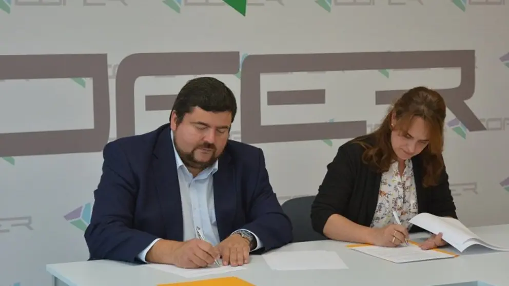 Crist&oacute;bal Dobarro, en representaci&oacute;n de COFER y Ma Concepci&oacute;n
Sand&iacute;n Rodr&iacute;guez, en representaci&oacute;n de Masqrenting firmaron el acuerdo.