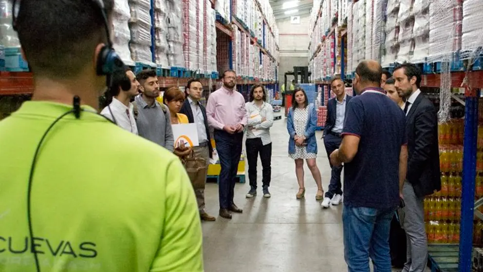 Miembros de AJE Ourense visitan la plataforma log&iacute;stica de Grupo Cuevas.