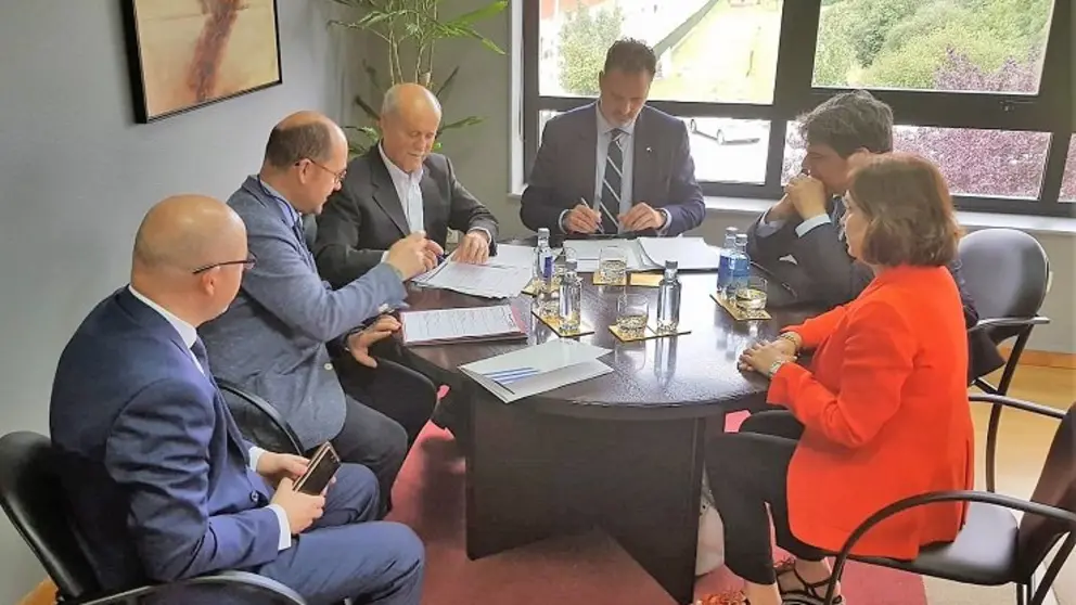 O director de Abanca en Ourense, Rub&eacute;n Saavedra (centro) con directivos da Asociaci&oacute;n de Empresarios do Pol&iacute;gono de San Cibrao.