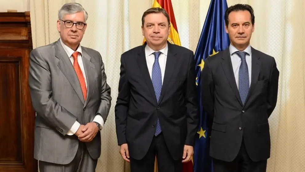 Juan Vieites, Luis Planas y Jes&uacute;s Alonso Escur&iacute;s, en la reuni&oacute;n en el Ministerio de Agricultura, Pesca y Alimentaci&oacute;n.