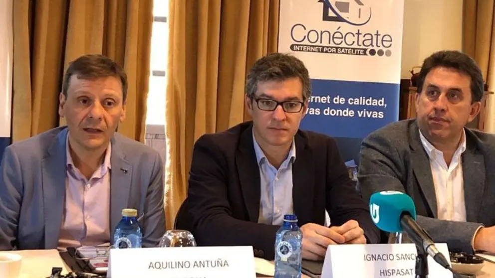 Aquilino Antu&ntilde;a, director de Desarrollo de Negocio y socio de Eurona,
Ignacio Sanchis, director de Negocio de Hispasat
Miguel &Aacute;ngel Garc&iacute;a Arg&uuml;elles, director gerente de la federaci&oacute;n nacional de instaladores de telecomunicaciones FENITEL