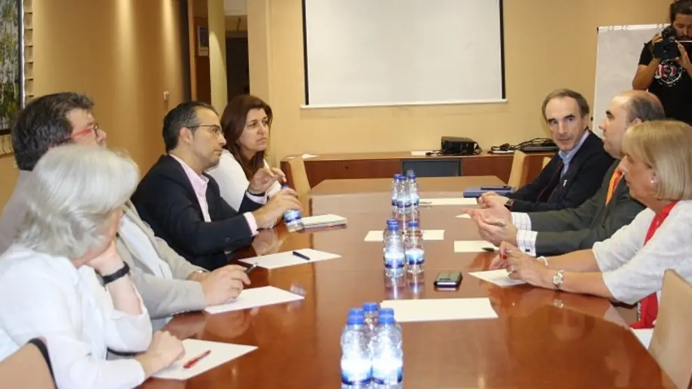 Representantes de los aut&oacute;nomos y de la directiva de la CEO en la reuni&oacute;n en la sede de la Confederaci&oacute;n Empresarial de Ourense.
