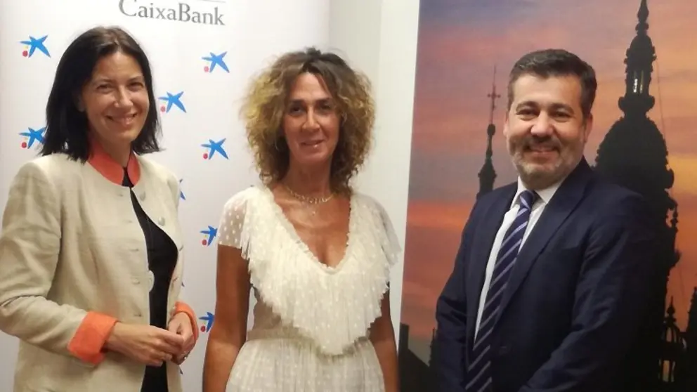 Mamen Quintas Cruceyra, gerente de Ficci&oacute;n Producciones; a su izquierda, Catalina Gumma, directora de Banca de Empresas de CaixaBank en Galicia; a su derecha, Ram&oacute;n Casti&ntilde;eiras, director de centro.
