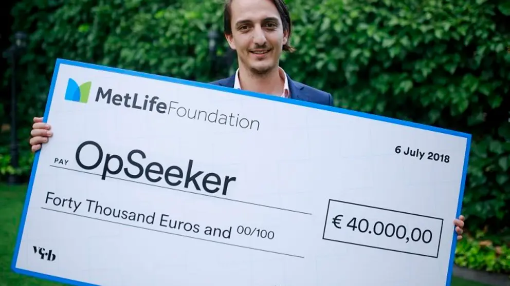 Gonzalo Cami&ntilde;a, CEO de OpSeeker, recibiendo el premio./F.DAMIAN.