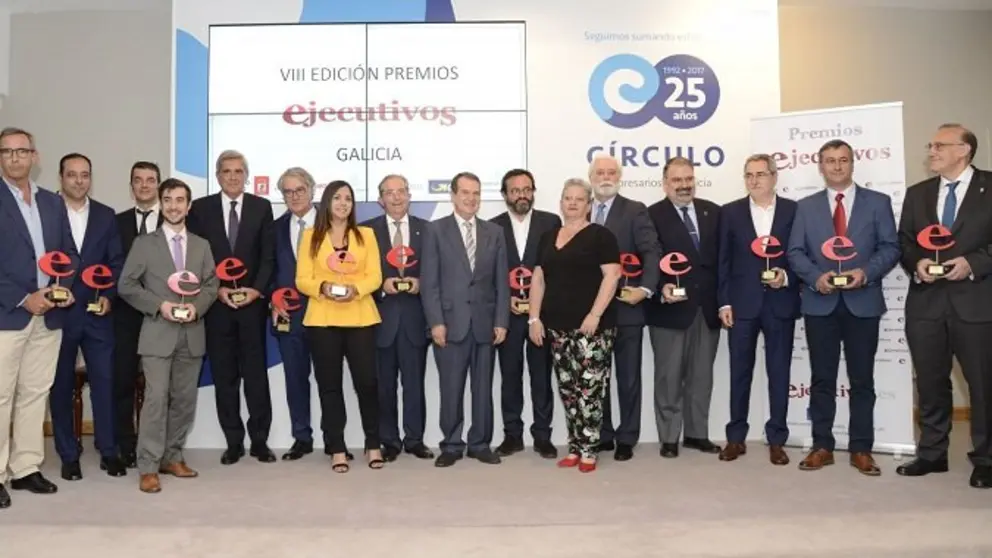 Foto de familia de los premiados.