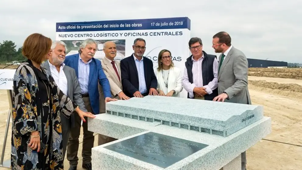 Autoridades junto al director general de Grupo Cuevas (der.) junto a una maqueta de las futuras instalaciones.