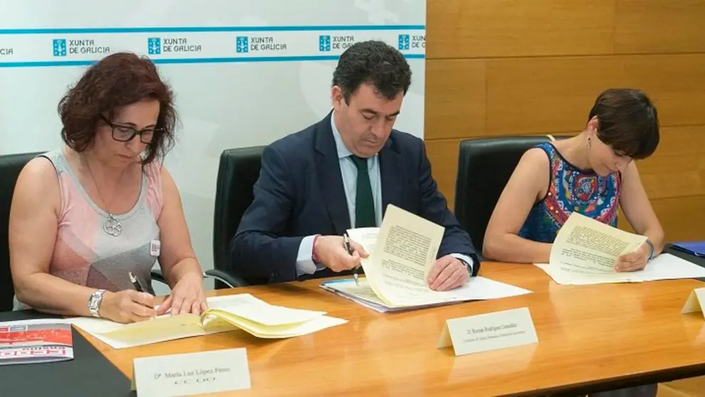 Luz L&oacute;pez, Rom&aacute;n Rodr&iacute;guez y Paula Carreiro firmaron el acuerdo./X.CRESPO.
