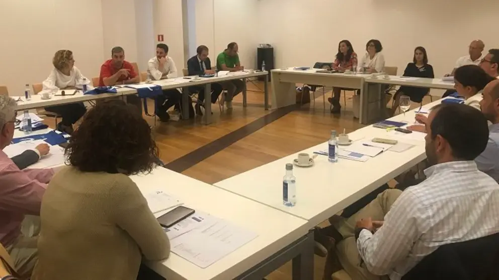 La directora de la Gain se reuni&oacute; con representantes de 14 cl&uacute;sters empresariales.