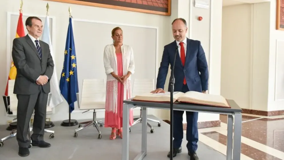 David Regades toma posesi&oacute;n de su cargo en presencia del alcalde de Vigo, Abel Caballero, y la presidenta de la Diputaci&oacute;n, Carmela Silva.