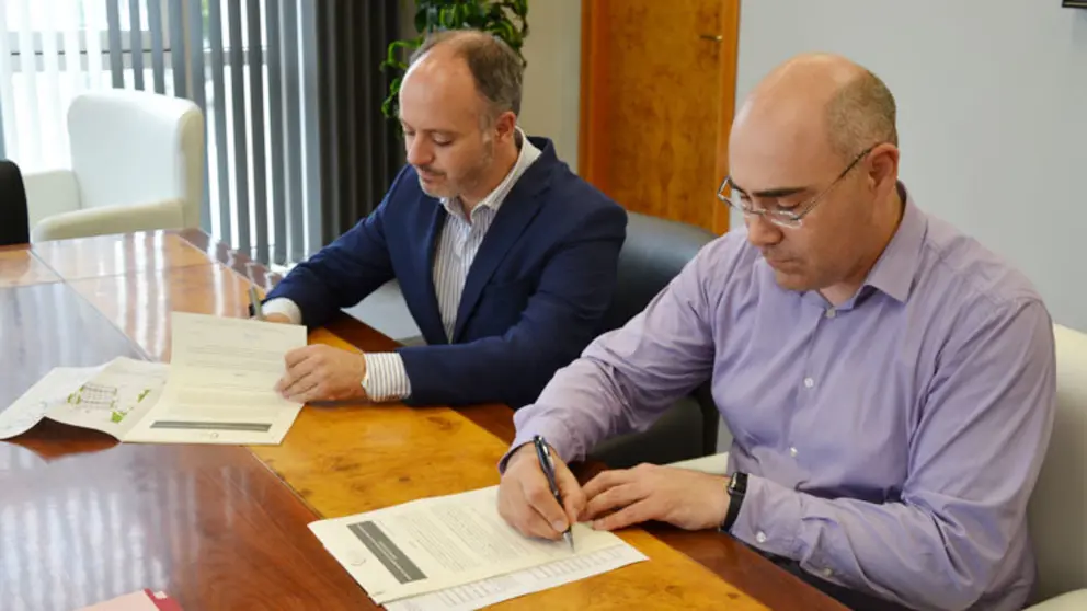 El delegado de Zona Franca, David Regades, ha firmado hoy con el consejero delegado de la empresa BMC Reformas, Obras y Rehabilitaci&oacute;n, C&aacute;ndido Cancelo.