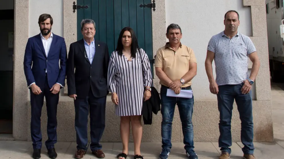 El director general de Reganosa, el director de la Estaci&oacute;n de Biolox&iacute;a Mari&ntilde;a da Gra&ntilde;a y los responsables de las cofrad&iacute;as de Ferrol y de Barallobre.