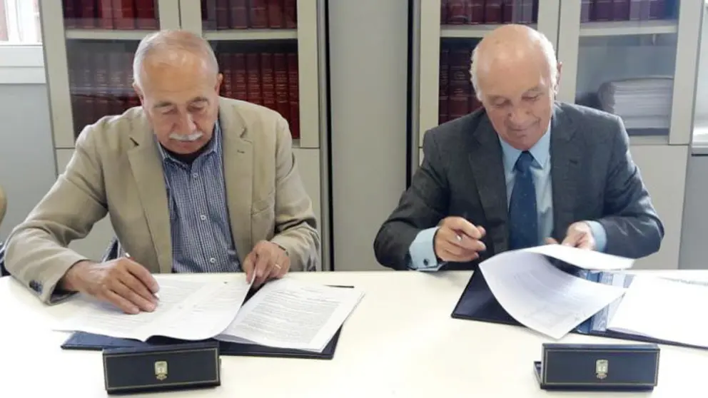 El diputado Jos&eacute; Luis Garc&iacute;a y el presidente de la CEC Antonio Fontenla firmaron el convenio que instrumenta el programa formativo.
